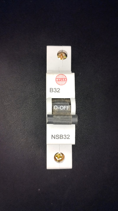 B32 Wylex NSB32 B32 MCB Series 3 (offset top terminal)