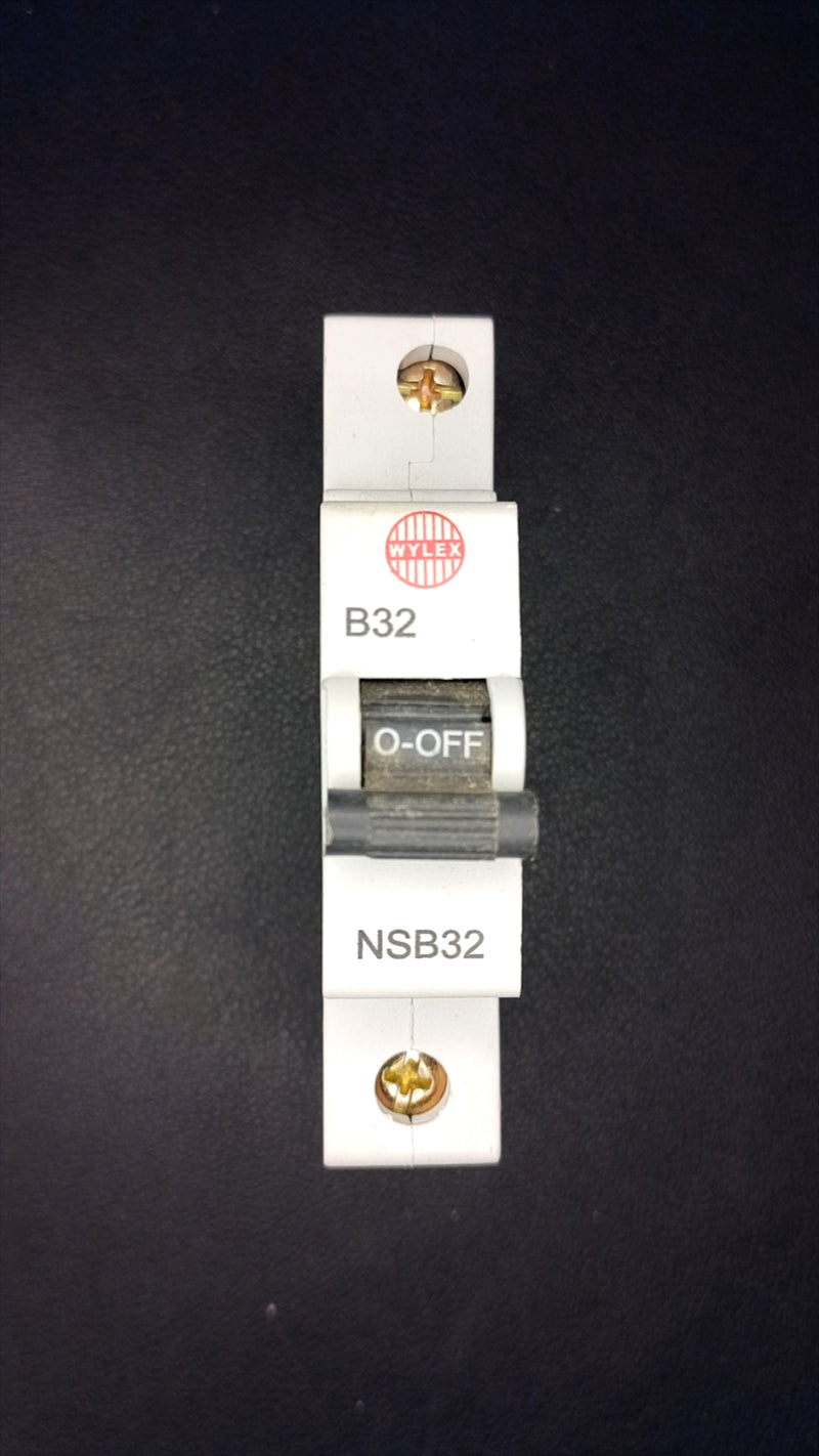 B32 Wylex NSB32 B32 MCB Series 3 (offset top terminal)