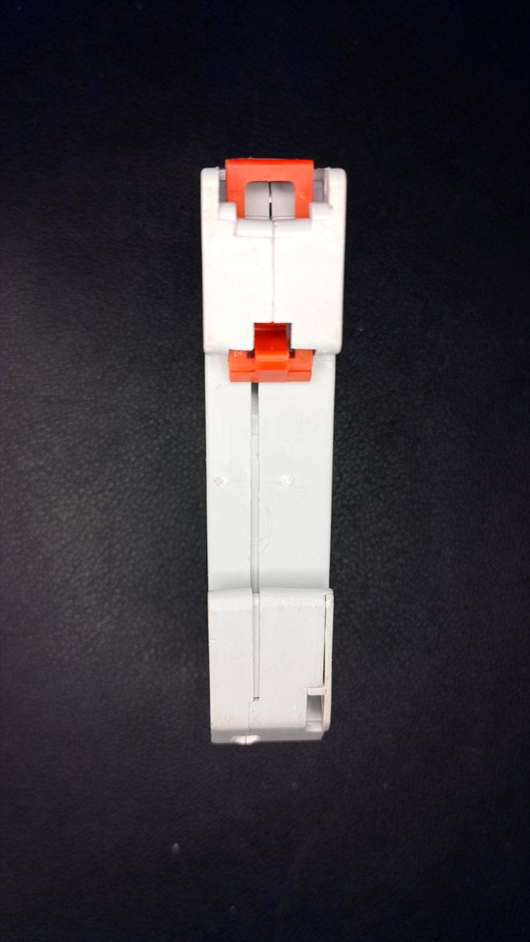 B16 Wylex NSB16 16A Series 3 MCB (center top terminal)