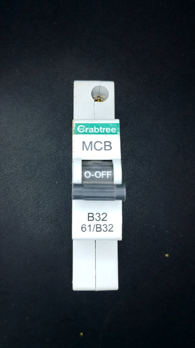B32 Crabtree 61/B32 32A Offset Top Screw Circuit Breaker