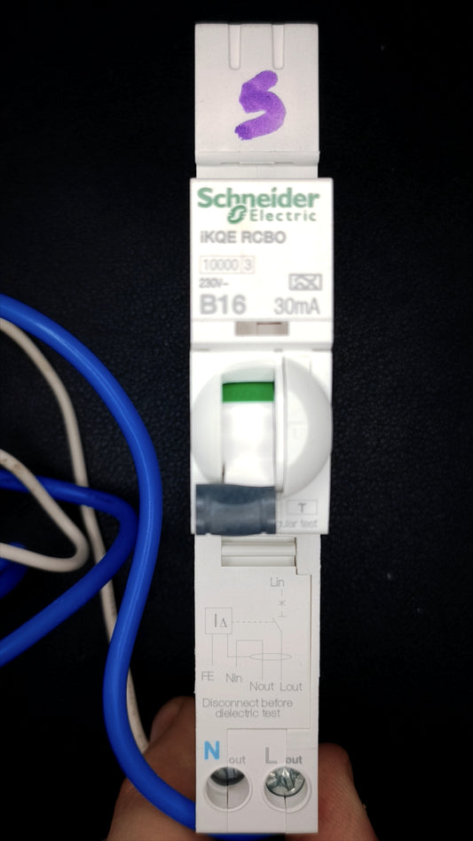 B16 Schneider Electric IKQE RCBO (16A, 1 Pole, 10000A Breaking Capacity)