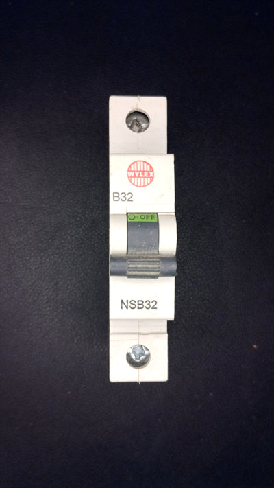 B32 Wylex NSB32 32A Series 2 Circuit Breaker (Black Clip)
