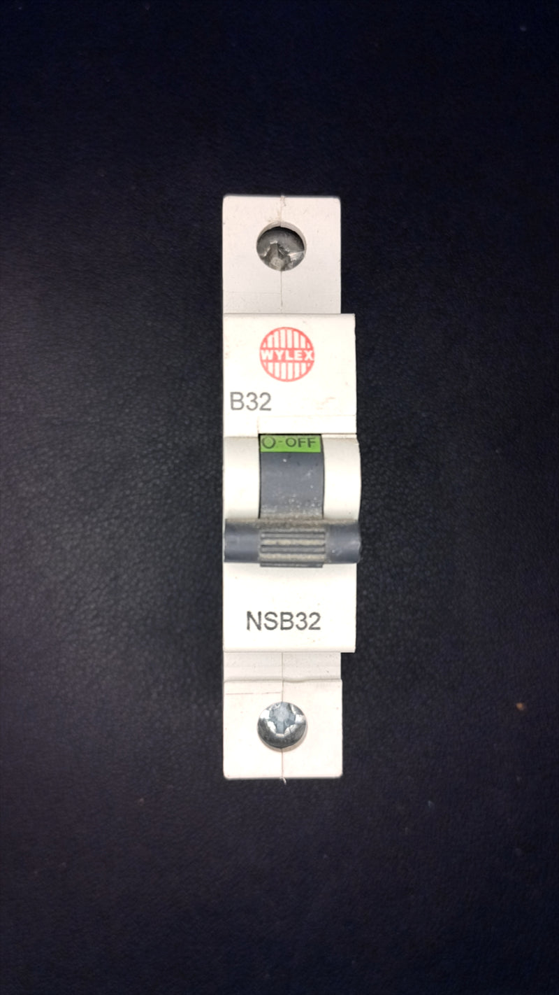 B32 Wylex NSB32 32A Series 2 Circuit Breaker (Black Clip)