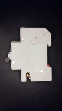 B16 Wylex NSB16 16A Series 3 MCB (center top terminal)