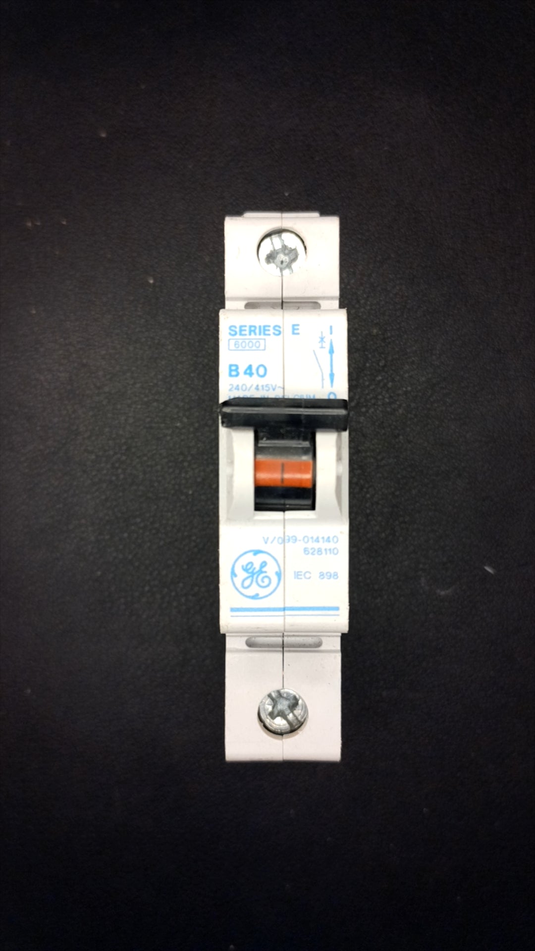 B40 Series E b40 V/099-014140 Circuit Breaker