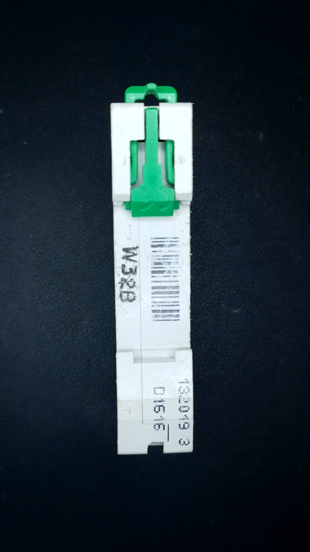 B32 Schneider Electric EZ9F16132 32A Single Pole MCB (6000A Breaking Capacity)